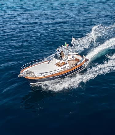 Capri dal mare in esclusiva: tour privato in barca tra grotte e Faraglioni