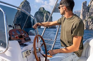 Capri dal mare in esclusiva: tour privato in barca tra grotte e Faraglioni