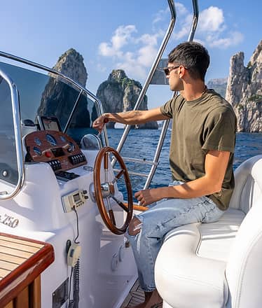 Capri dal mare in esclusiva: tour privato in barca tra grotte e Faraglioni