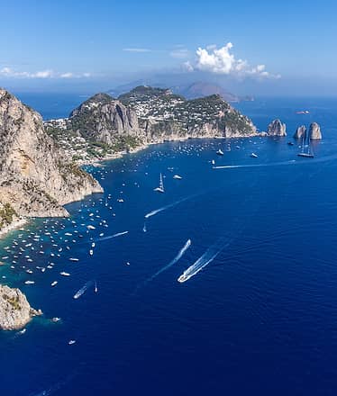 Capri dal mare in esclusiva: tour privato in barca tra grotte e Faraglioni