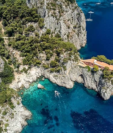 Capri dal mare in esclusiva: tour privato in barca tra grotte e Faraglioni