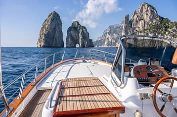 Il meglio di Capri: due ore in barca privata tra natura e relax