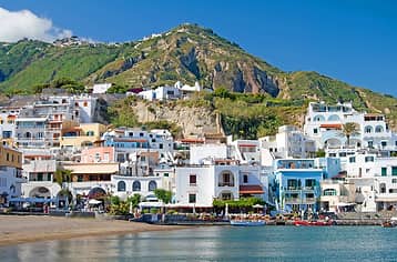 Esplora Ischia dal mare: tour in barca privata tra natura, arte e relax