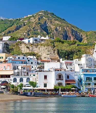 Esplora Ischia dal mare: tour in barca privata tra natura, arte e relax