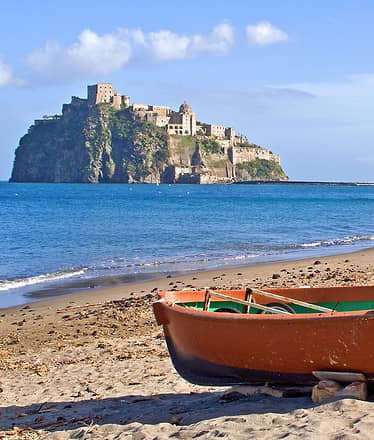 Esplora Ischia dal mare: tour in barca privata tra natura, arte e relax
