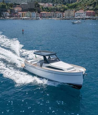 La magia di Capri e Positano: esclusivo tour in barca su gozzo privato