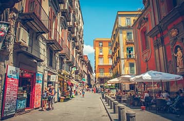 Sunset in Naples: guided tour in English with traditional dinner in the heart of the city