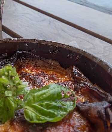 Sunset in Naples: guided tour in English with traditional dinner in the heart of the city