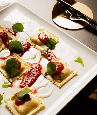 Sunset in Naples: guided tour in English with traditional dinner in the heart of the city