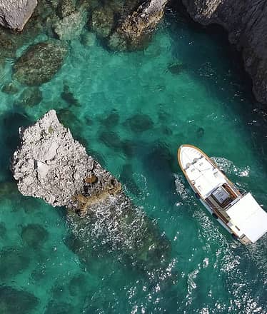 Esclusivo transfer in barca dal porto di Capri ai migliori beach club dell'isola
