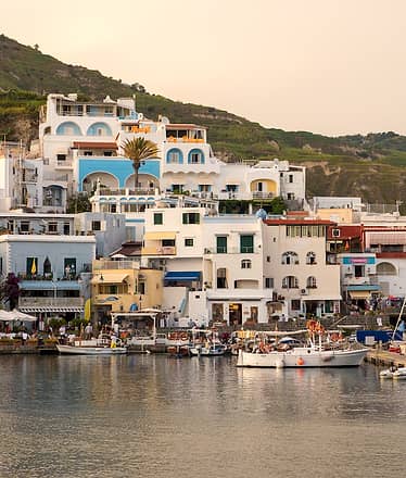 Avventura in barca a Ischia e Procida: esplora le meraviglie del Golfo di Napoli