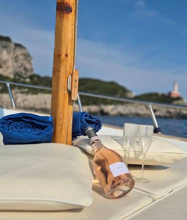 Capri come non l’hai mai vista: tour privato in barca di mezza giornata