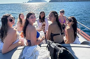 Tour di gruppo in barca da Positano: gita di un giorno a Capri