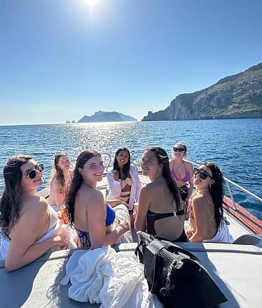 Tour di gruppo in barca da Positano: gita di un giorno a Capri