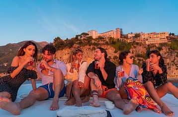Sunset Boat Tour along the Sorrento Coast with Aperitif and Golden Views