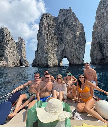 Tour in barca di gruppo a Capri, 3 ore con snorkeling e aperitivo