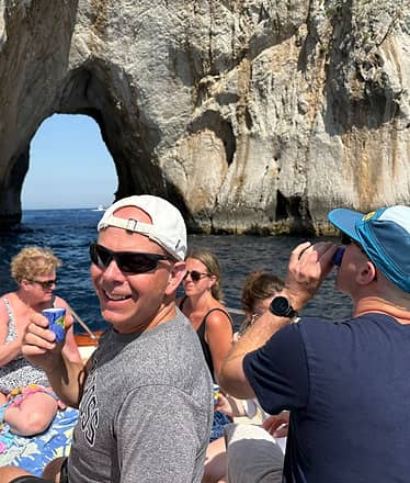 Tour in barca di gruppo a Capri, 3 ore con snorkeling e aperitivo
