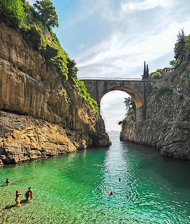 Half Day Private Tour on a traditional Gozzo Boat in Amalfi Coast 