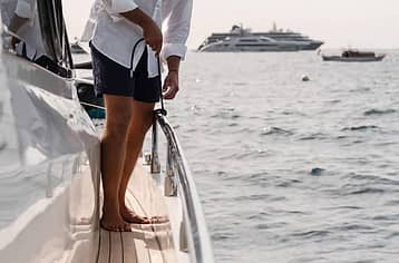 Luxury Positano Yacht Cruise with Hidden Coves and Lunch Stop at Grotte dell’Africana