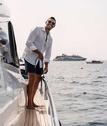 Luxury Positano Yacht Cruise with Hidden Coves and Lunch Stop at Grotte dell’Africana