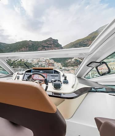 Luxury Positano Yacht Cruise with Hidden Coves and Lunch Stop at Grotte dell’Africana