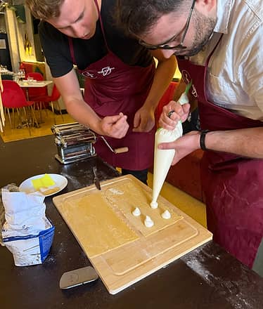 Napoli a tavola: cooking class di pasta artigianale e tiramisù nel centro storico