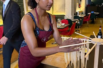 Napoli a tavola: cooking class di pasta artigianale e tiramisù nel centro storico