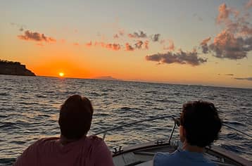 Tour in barca al tramonto lungo la costa di Sorrento con aperitivo a bordo