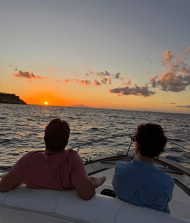 Tour in barca al tramonto lungo la costa di Sorrento con aperitivo a bordo
