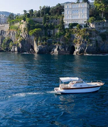 Tour in barca al tramonto lungo la costa di Sorrento con aperitivo a bordo
