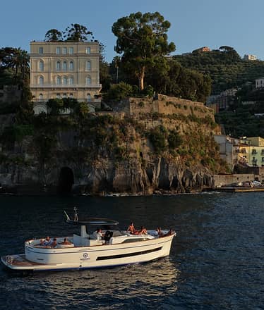 La costa di Sorrento in barca (mezza giornata)