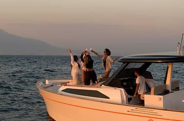 Tour in barca al tramonto da Sorrento