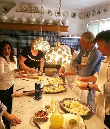 Lezione di cucina con cena a Sorrento: raccolta, preparazione e degustazione in villa