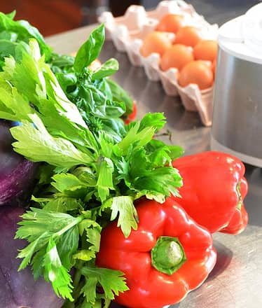 Lezione di cucina con cena a Sorrento: raccolta, preparazione e degustazione in villa