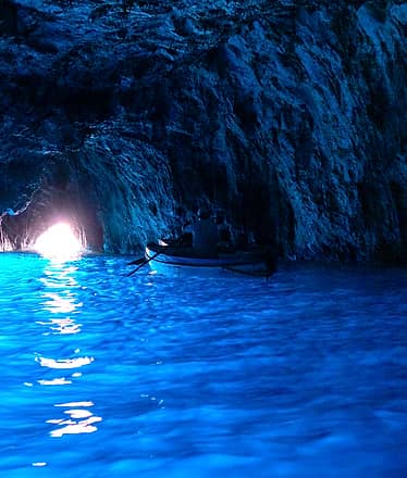 Tour Completo di Capri in Barca Privata con Tempo Libero sull’Isola