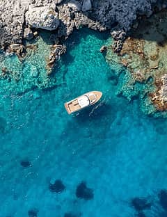 Private luxury boat tour in Capri: an exclusive 3-hour cruise around the island