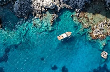 Tour privato di lusso in barca a Capri: 3 ore da sogno intorno all’isola
