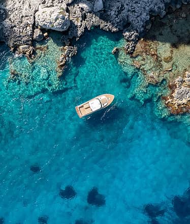 Tour privato di lusso in barca a Capri: 3 ore da sogno intorno all’isola