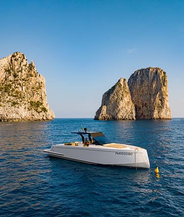 Tour privato di lusso in barca a Capri: 3 ore da sogno intorno all’isola