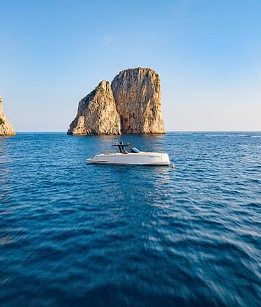 Tour privato di lusso in barca a Capri: 3 ore da sogno intorno all’isola