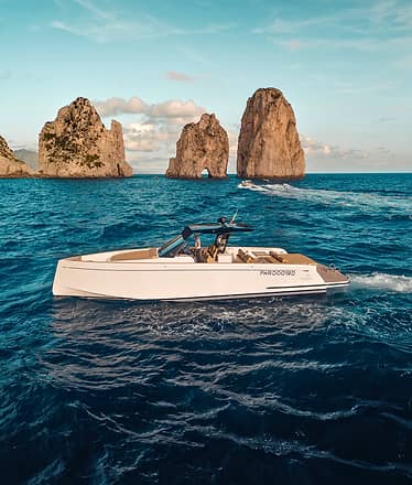 Tour privato di lusso in barca a Capri: 3 ore da sogno intorno all’isola