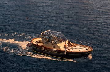 Aperitivo al tramonto in barca a Capri: tour privato
