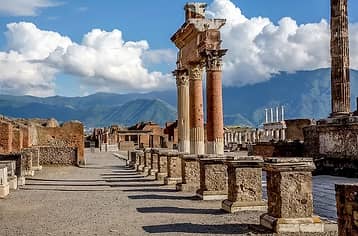 Transfer Sorrento (or Positano) - Naples + Pompeii stop