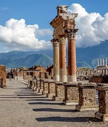 Transfer Sorrento (or Positano) - Naples + Pompeii stop