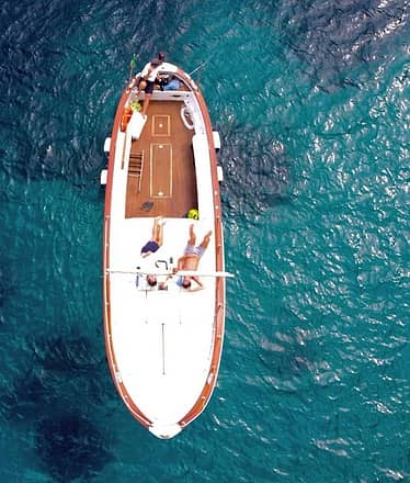 Capri in gozzo privato: mezza giornata o full-day