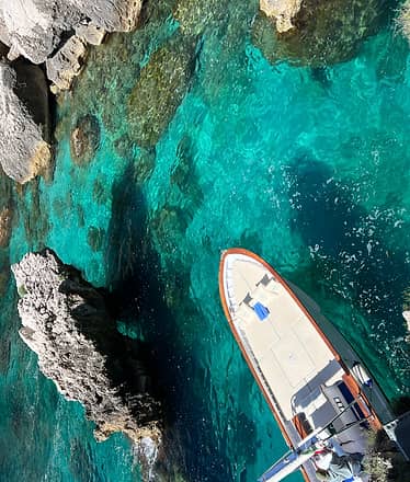 Capri in gozzo privato: mezza giornata o full-day