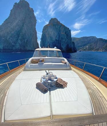 Transfer from e to Capri by gozzo boat!