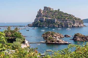 Escursione a Capri e Ischia o Procida in motoscafo 