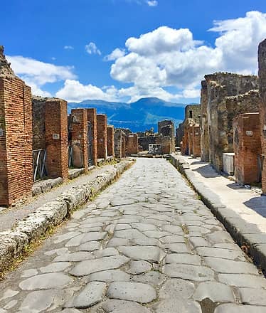 Transfer Rome - Positano or Sorrento + Stop in Pompeii 